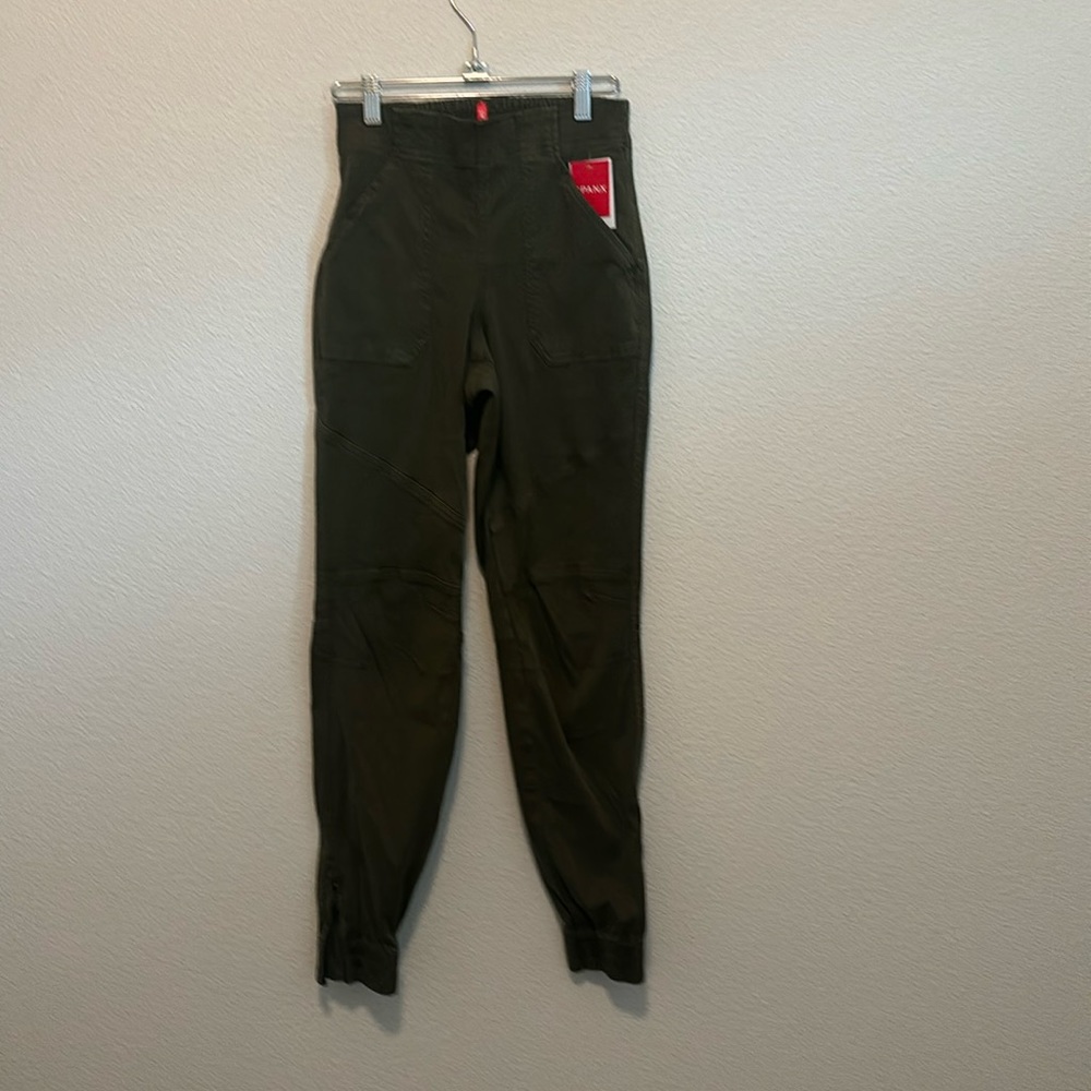 NWT Spanx stretch twill cargo jogger in Darkened Olive